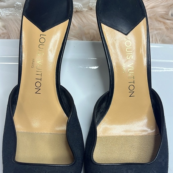 LOUIS VUITTON VINTAGE NEVER WORN HEELS - Picture 3 of 11